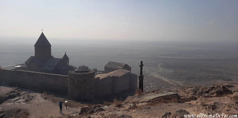 Vista al monasterio Khor Virap desde el mirador que hay detras - Armenia