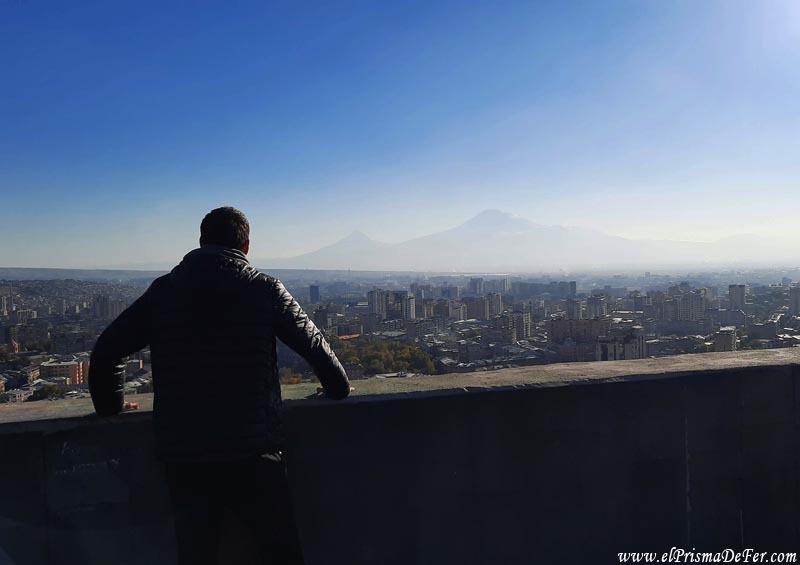 Contemplando el imponente Monte Ararat desde Ereván