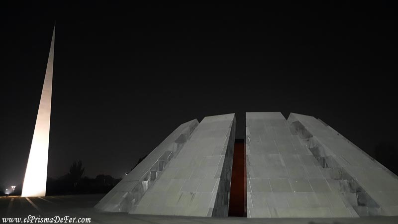 Monumento del Genocidio en Ereván de noche - Armenia