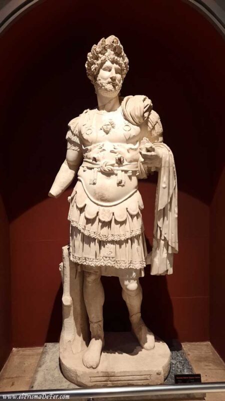 Estatuas en el museo Arqueológico de Antalya