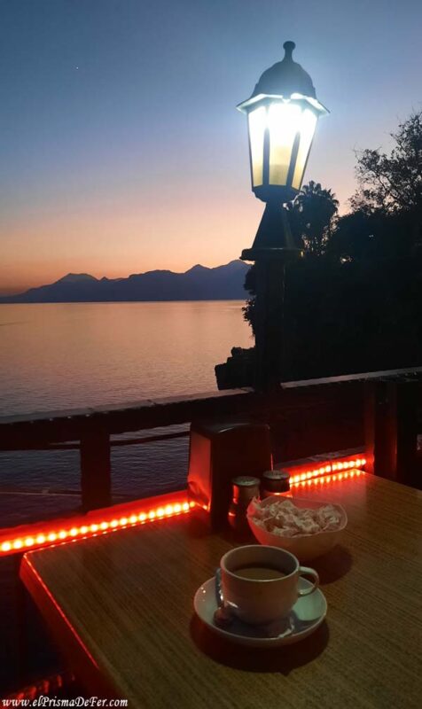 Tomando un café con vistas al mediterráneo