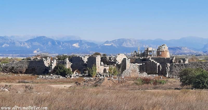 Ruinas de Perge. Vista desde fuera del complejo