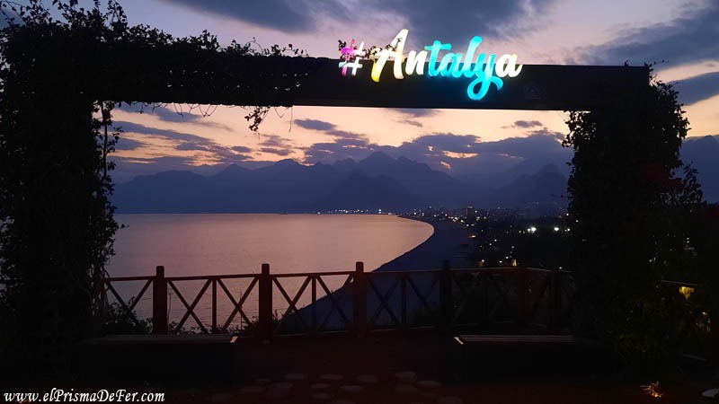 Mirador panorámico de la Playa de Konyaaltı - Antalya