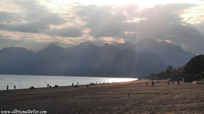 Playa de Konyaaltı al atardecer - Antalya