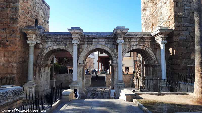Puerta de Adriano en Antalya