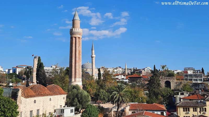 Vista panorámica del casco antiguo de Antalya, con el Minarete Acanalado