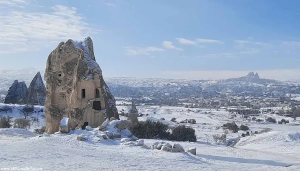 Panorámica de Capadocia cubierta de nieve