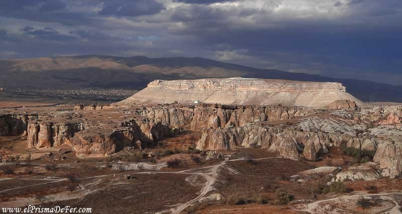 Capadocia antes de la tormenta, se ven las nubes negras de fondo