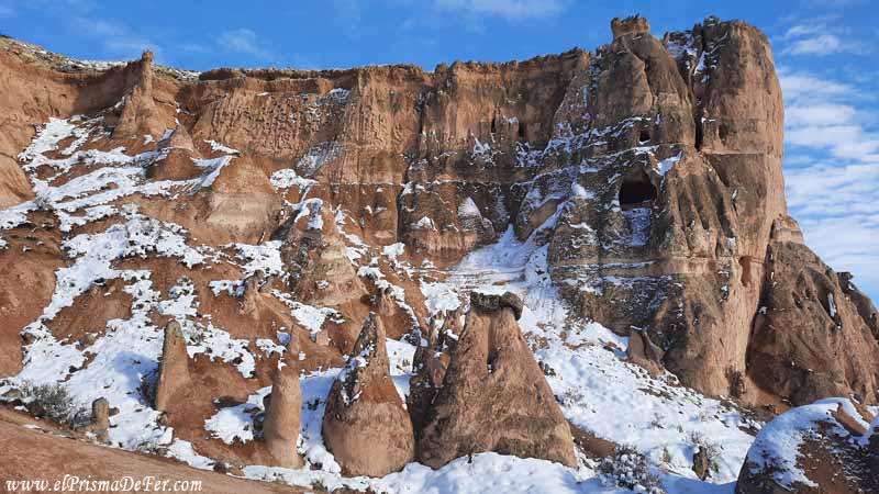 Formaciones rocosas con aspecto a gigantes de piedra - Capadocia