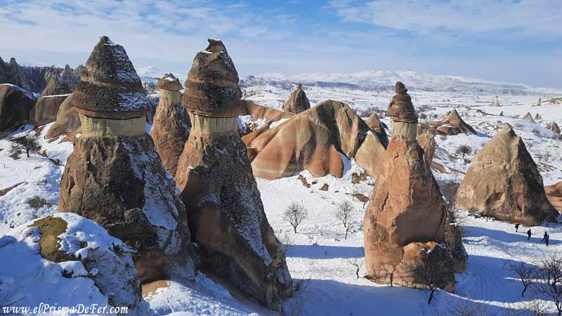 Formaciones rocosas falicas llamadas chimeneas de hadas - Capadocia