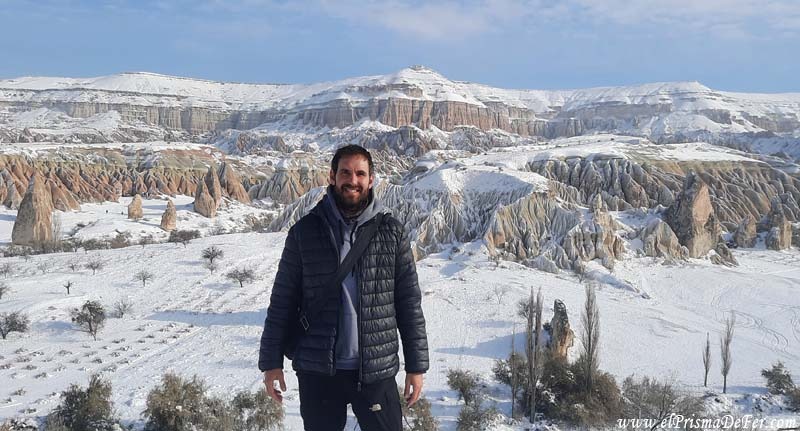Haciendo trekking en una Capadocia nevada