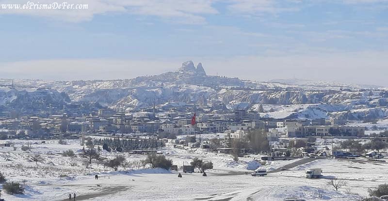 Göreme y el Castillo de Uçhisar de fondo