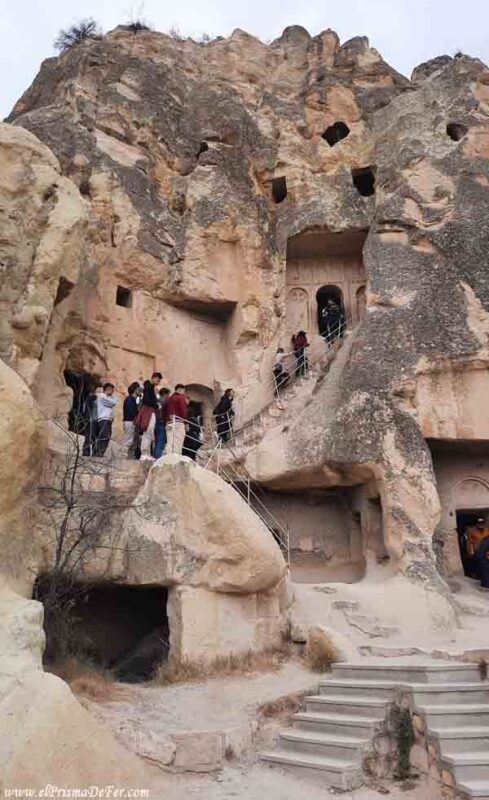 Ingreso a una de las iglesias dentro del Fresco en muy buen estado, en una de las capillas del Museo al Aire Libre - Capadocia