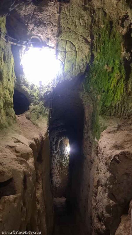 Los pasillos son muy angostos en la ciudad subterránea de Derinkuyu
