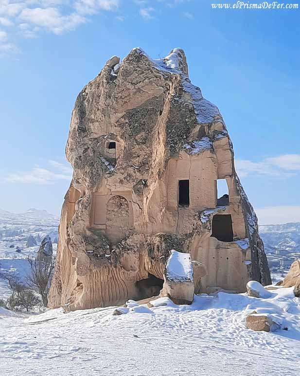 Una de las cuevas que podemos ver en Red Valley - Capadocia
