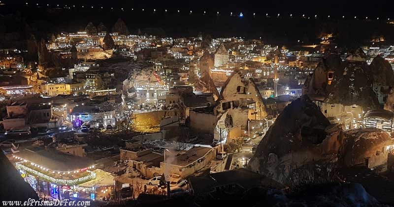 Vista de Göreme a la noche desde el mirador