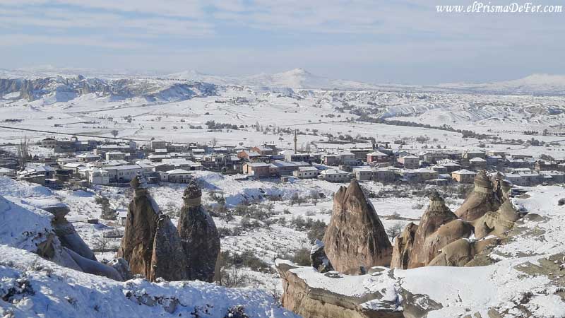 Vista de Çavuşin con nieve - Capadocia