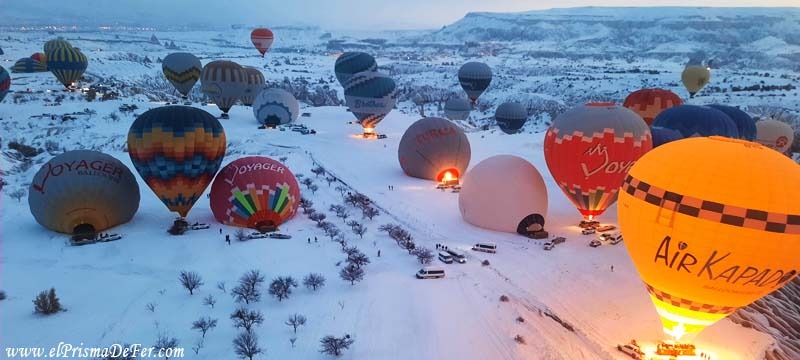 Comienza el vuelo, mientras los otros globos se siguen preparando - Capadocia