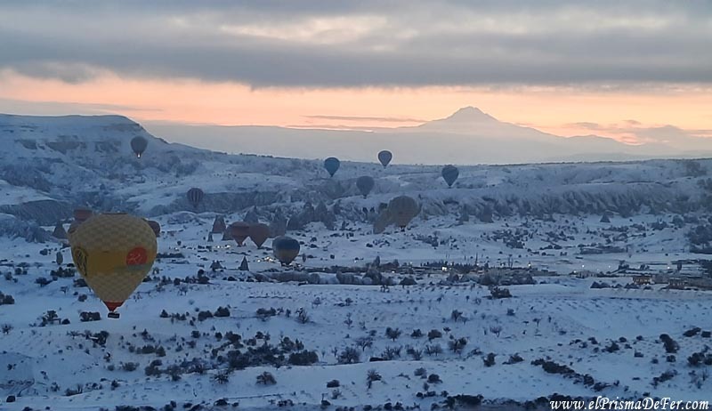 Tomando altura con el globo, antes del amanecer, de fondo el castillo de Uçhisar