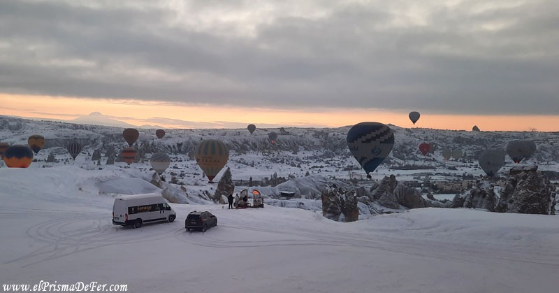El cielo cambiando sus tonalidades con los globos de fondo - Capadocia