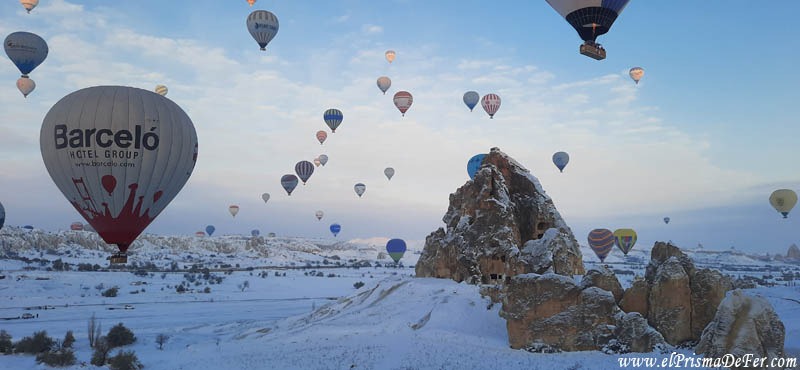 Los globos pasan muy cerca de las formaciones rocosas de Capadocia