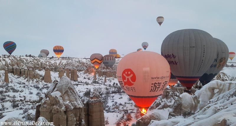 Los globos atravesando las chimeneas de las hadas - Capadocia