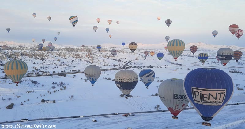 La postal típica de Capadocia, decenas de globos en las alturas
