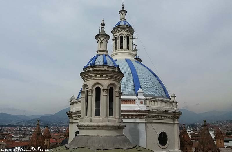Cúpulas azules de la catedral de Cuenca - Ecuador