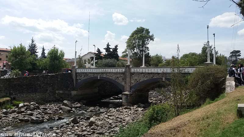 Puente y paseo por el Río Tomebamba - Cuenca