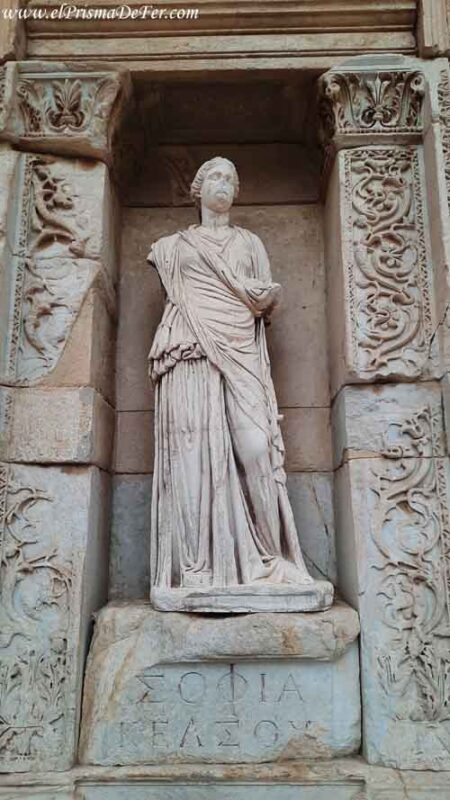 Estatua en la fachada de la Biblioteca de Celso