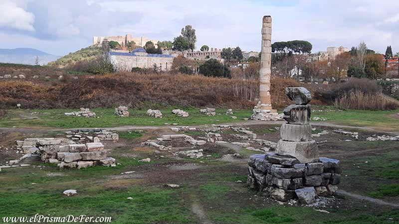 Única columna en pie del Templo de Artemisa