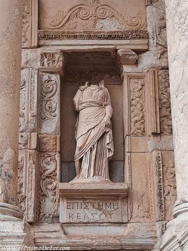 Una de las estatuas de la Biblioteca de Celso