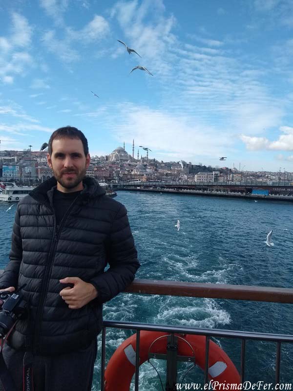 Navegando por el Bosforo en Estambul