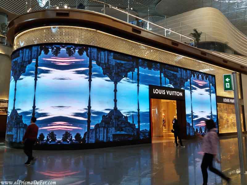 El aeropuerto de Estambul es uno de los mas grandes y lindos que hay en el mundo