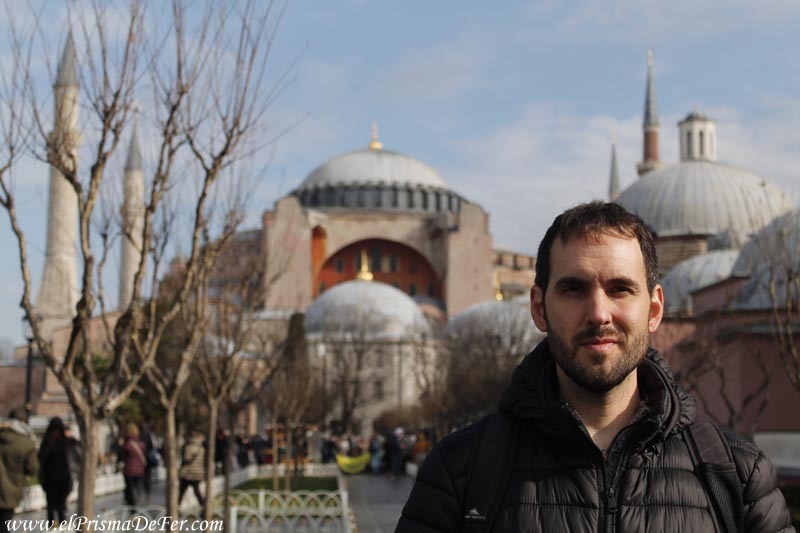 Frente a Santa Sofia, a mi gusto una maravilla del mundo moderno
