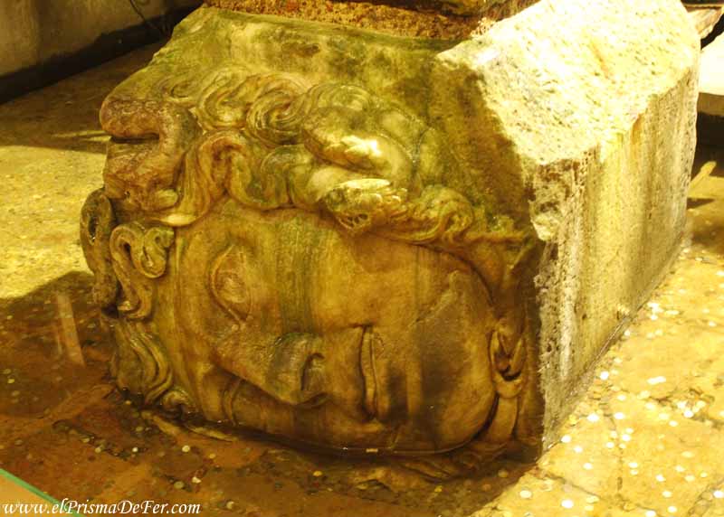 Columnas con la cara de meduza dentro de la Cisterna Basílica