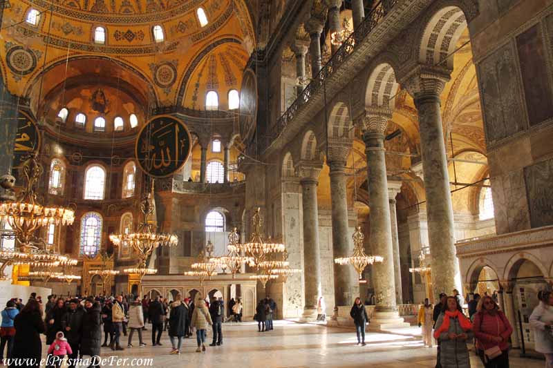 El interior de la Mezquita/Iglesia Santa Sofia, es de lo mas impresionante
