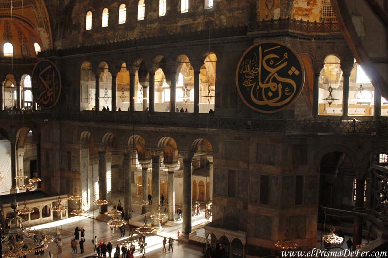 Imponente caminar dentro de Santa Sofia