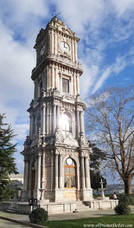 Torre de Reloj frente al Palacio de Dolmabahçe