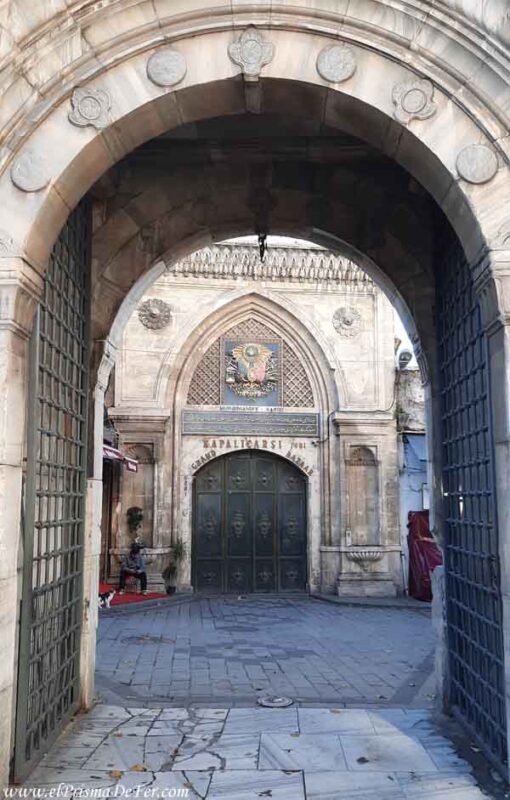 Una de las entradas al Gran Bazaar