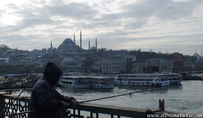 Pescadores en el Puente de Galata