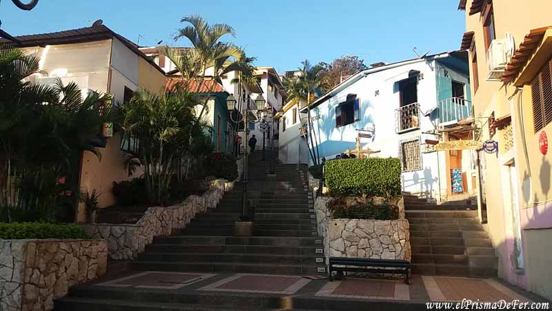 Escaleras de ascenso a la cima del Cerro Santa Ana - Guayaquil