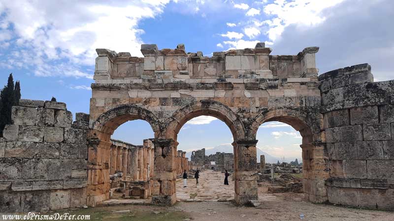 Entrada a la calle principal de Hierápolis - Pamukkale