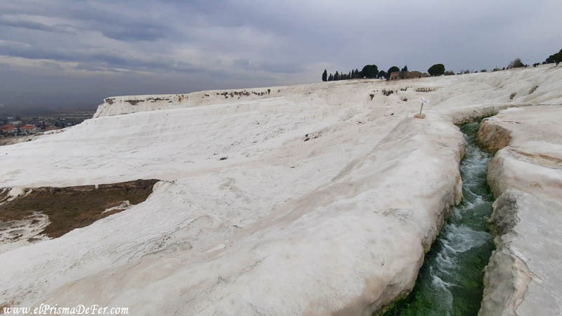 Ingreso a las terrazas de Pamukkale, con el agua caliente corriendo