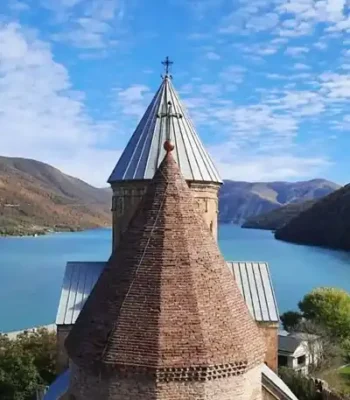 Fortaleza Ananuri en la carretera militar georgiana rumbo a Kazbegi