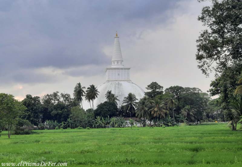Estupa blanca en Anuradhapura