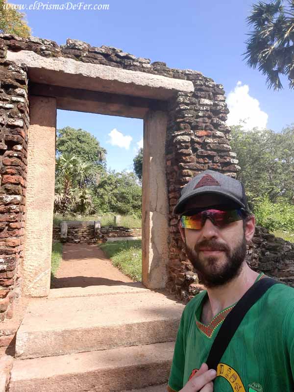 Recorriendo en bicicleta Anuradhapura 