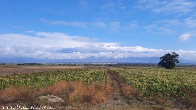 Paisaje de llanuras y montañas en Azerbaiyán