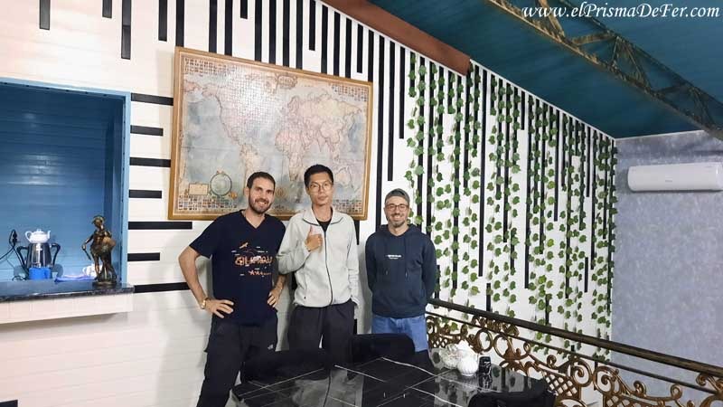 Con mis compañeros de ruta en el Miramida Hotel de Zaqatala