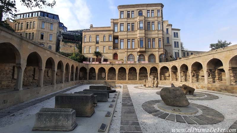 Ruinas de un antiguo bazar en Bakú